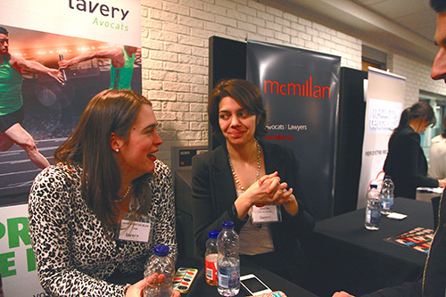 À droite, Me Ariana Lisio et sa collègue de la firme Lavery